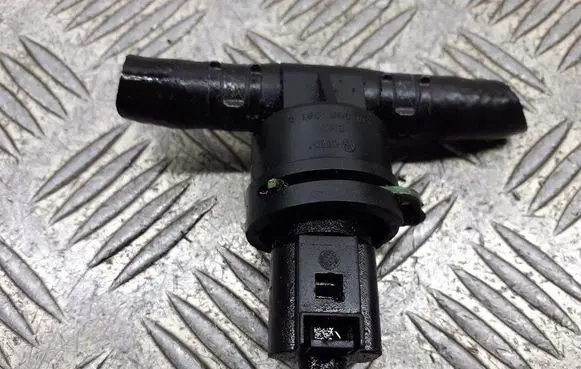 Volkswagen PASSAT B6 Fuel pressure sensor 038906081