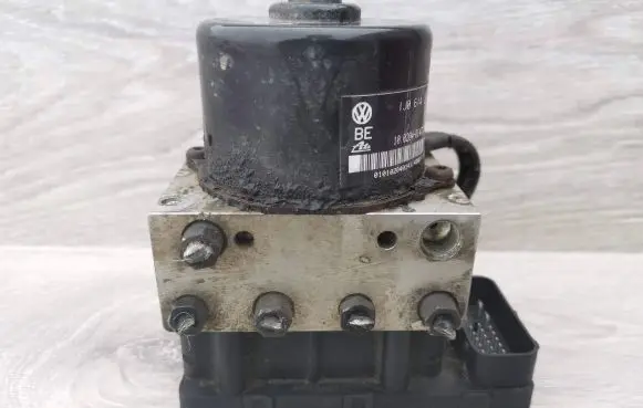Skoda Octavia Mk1 (1U) ABS Pump 1J0907379H 5WK8469 A006802388
