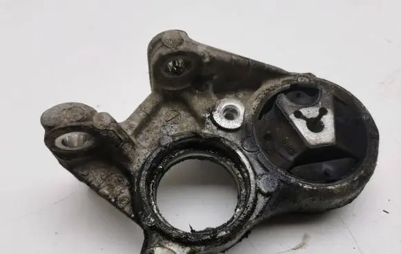 Peugeot 5008 Engine mount bracket
