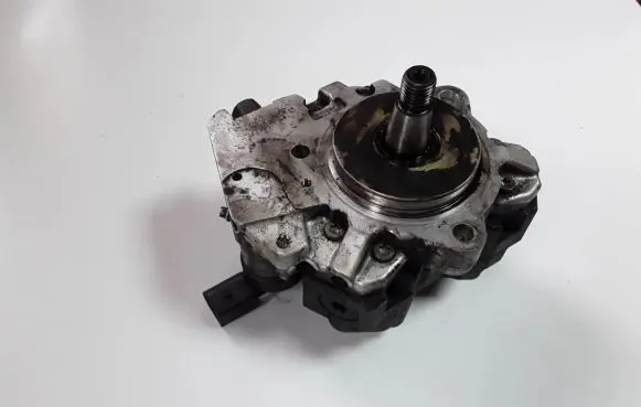 BMW X3 E83 Fuel injection high pressure pump 7788670