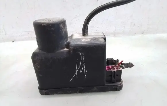 Audi A6 S6 C4 4A Central locking vacuum pump 4B1837015G