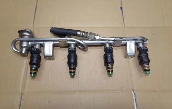Volkswagen PASSAT B5 Fuel main line pipe 058133681
