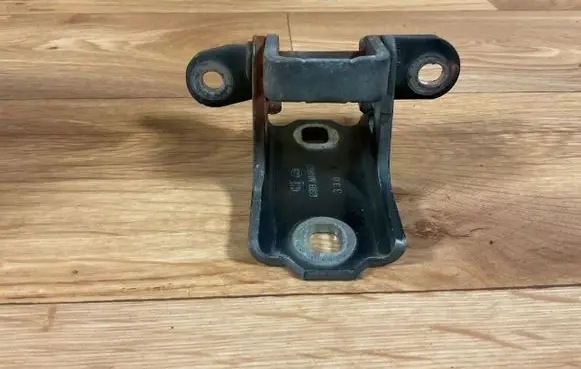 Opel Insignia A Front door lower hinge A046574