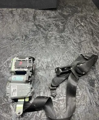 Mercedes-Benz E W212 Front seatbelt 617112100 05360127 01010000