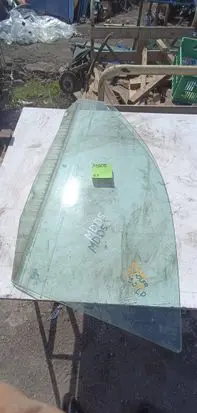 Volkswagen Golf IV Front door window glass four-door 1212123