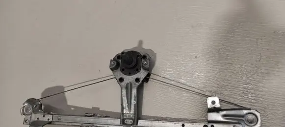 Rear door manual window regulator
