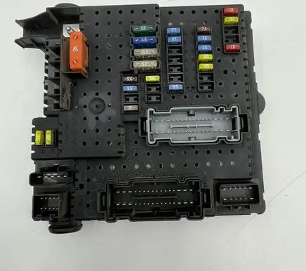Volvo V70 Fuse module 30728512 28017881 00006232155