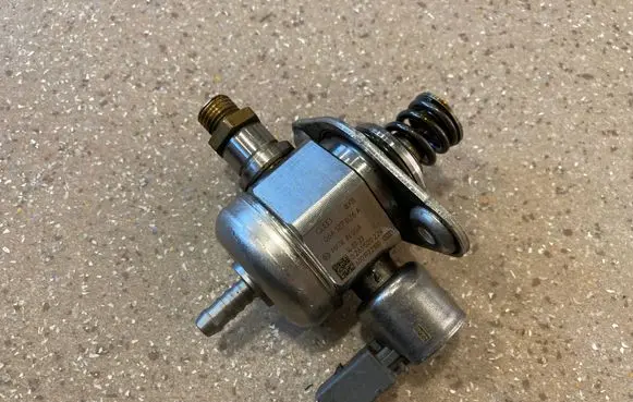 Volkswagen Jetta VI Fuel injection high pressure pump 06A127026A