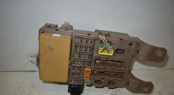 Toyota Corolla E120 E130 Fuse module 8264113040