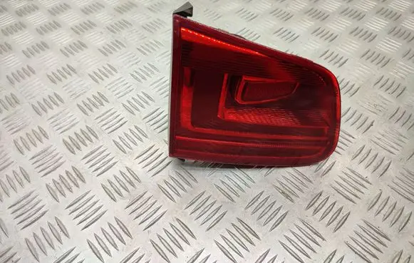 Volkswagen Tiguan Tailgate rear/tail lights 5N0945093G