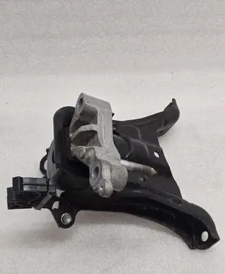 Toyota C-HR I Engine mount bracket