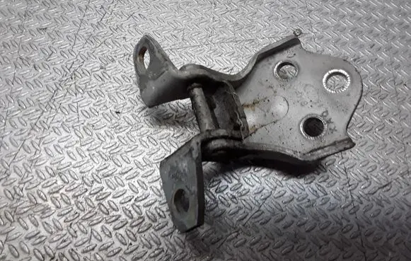 Hyundai Santa Fe Front door lower hinge 