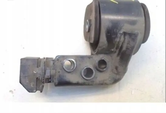 Hyundai Accent Engine mount bracket