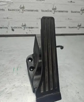 Accelerator throttle pedal