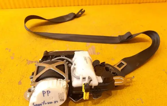 Volkswagen Golf Sportsvan Front seatbelt