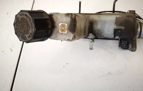 Mazda 6 Brake fluid reservoir 