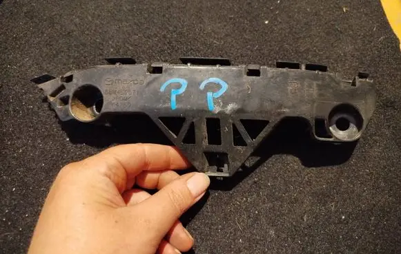 Front bumper mounting bracket