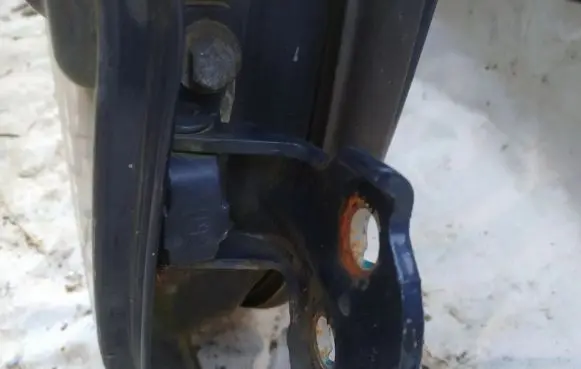 Mitsubishi Carisma Rear door lower hinge