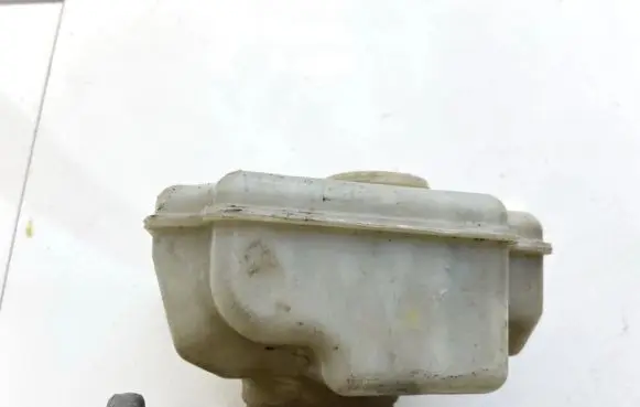 Brake fluid reservoir