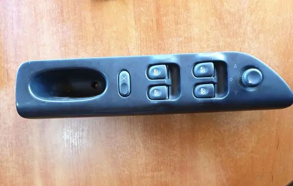 Renault Laguna I Electric window control switch 7701699599