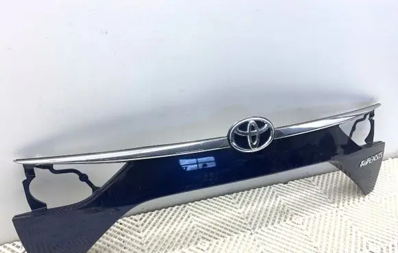Toyota Avensis T270 Trunk door license plate light bar