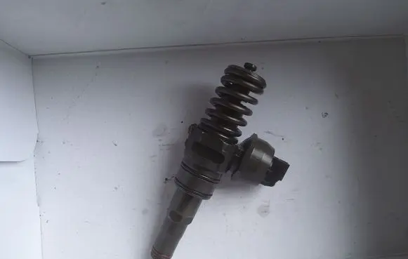 Volkswagen PASSAT B6 Fuel injector 038130073AG 0414720215
