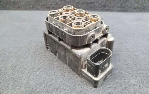 Mercedes-Benz ML W164 Air suspension valve block A2513200058