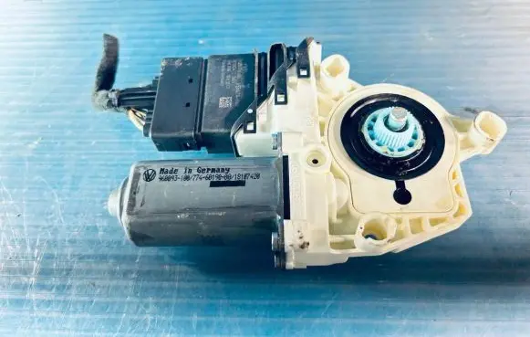 Volkswagen PASSAT B6 Front door window regulator motor 1K0959703P 960093100