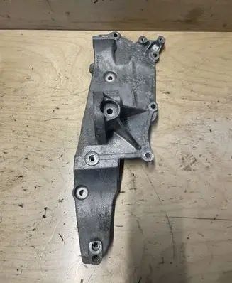 Ford Kuga II Generator/alternator bracket DS7Q8D611AH