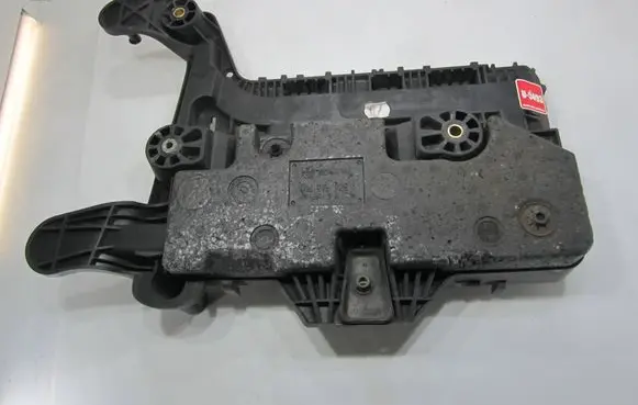 Volkswagen PASSAT B7 Battery tray 1K0915333