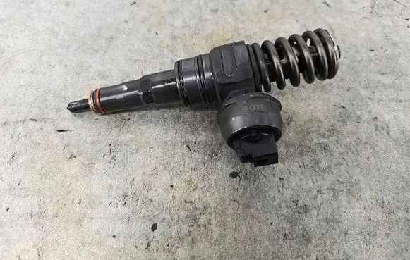 Volkswagen Polo IV 9N3 Fuel injector 