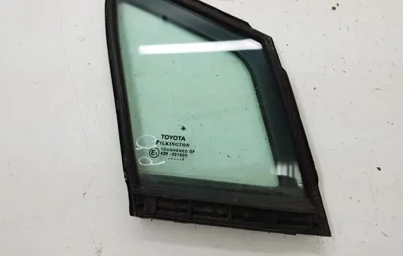 Toyota Avensis T270 Front door vent window glass four-door 6821505010
