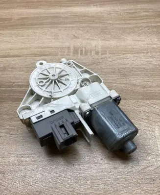 Mitsubishi Eclipse Front door window regulator motor 981138102 0130822304