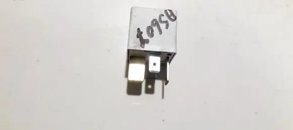 Volkswagen PASSAT B5 Other relay 8d0951253