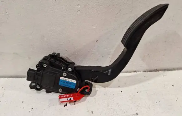 Renault Twingo II Accelerator throttle pedal 8200426238