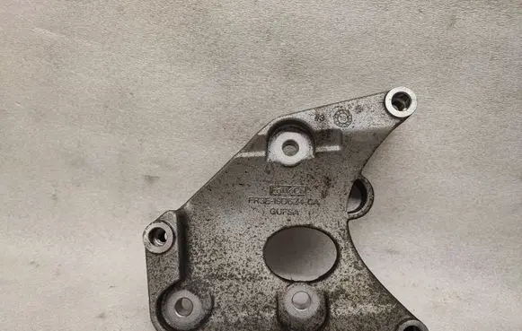 Ford Mustang VI A/C compressor mount bracket FR3E19D624CA