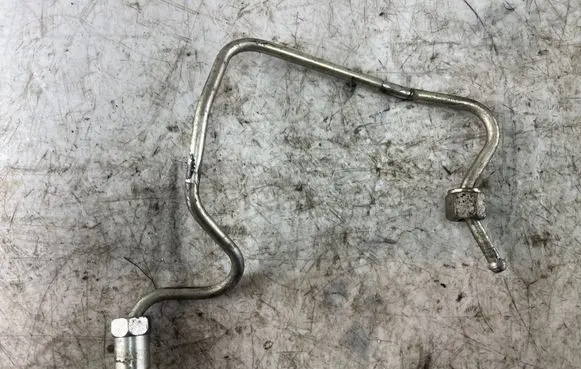 Toyota Land Cruiser (HDJ90) Fuel injector supply line/pipe 