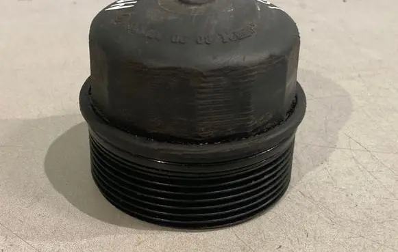 Mercedes-Benz C W202 Oil filter cover 1041840608