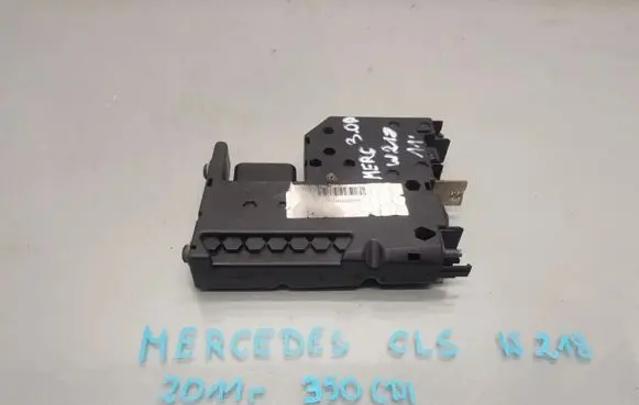 Mercedes-Benz CLS C218 X218 Battery relay fuse 