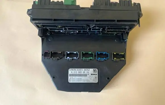 Mercedes-Benz C W204 SAM control unit A2129006824