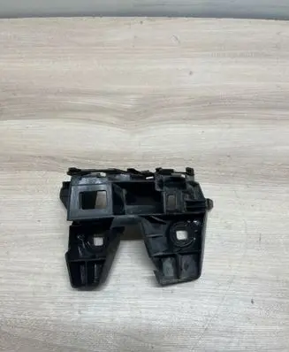 Rear bumper mounting bracket