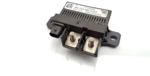 Mercedes-Benz A W176 Charging relay A0009822023 1110029