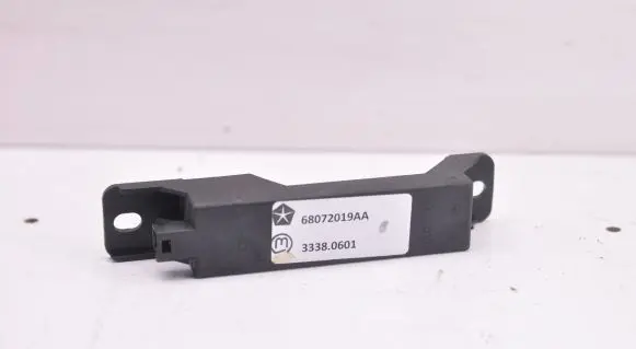Chrysler Town & Country V Aerial antenna amplifier 68072019AA