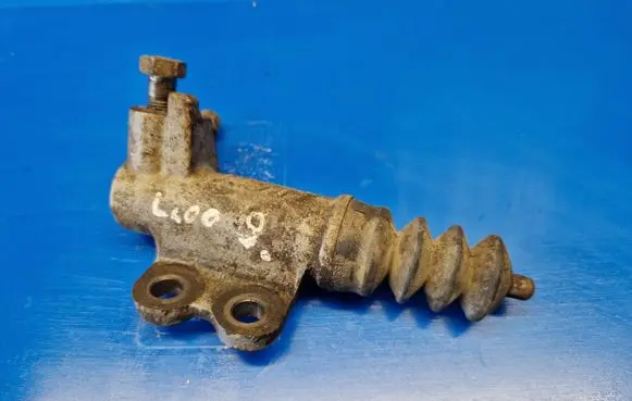 Mitsubishi L200 Clutch slave cylinder 
