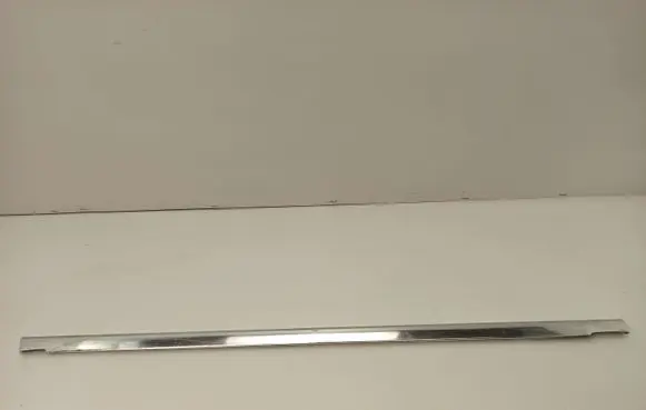 Mercedes-Benz COMPAKT W115 Front door glass trim molding