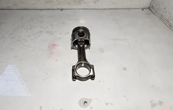 Nissan Primastar Piston with connecting rod
