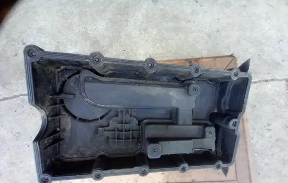 Volkswagen Touran I Rocker cam cover 03G103475