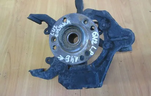 Volkswagen Polo III 6N 6N2 6NF Front wheel hub spindle knuckle