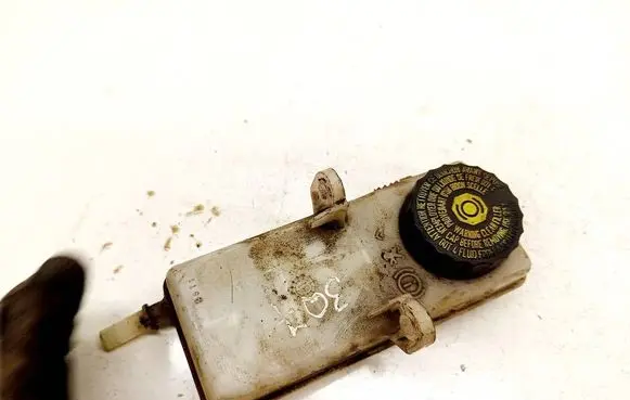 Peugeot 307 Brake fluid reservoir 0204224574