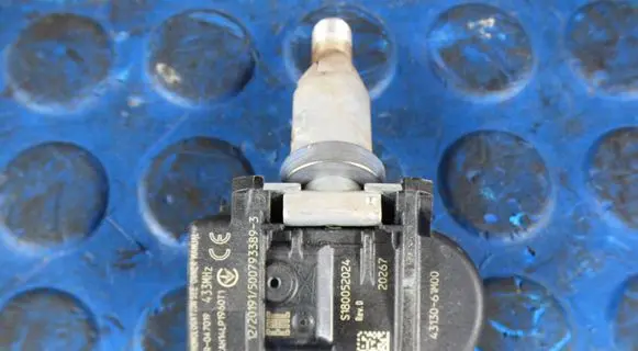 Suzuki Swift III Tire pressure sensor 4313061M00